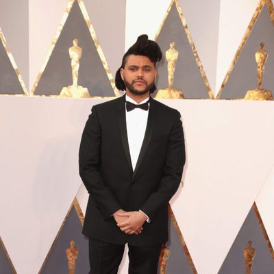 The Weeknd poses at the Oscars 2016 red carpet