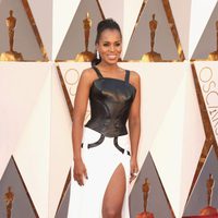 Kerry Washington at the Oscars 2016 red carpet