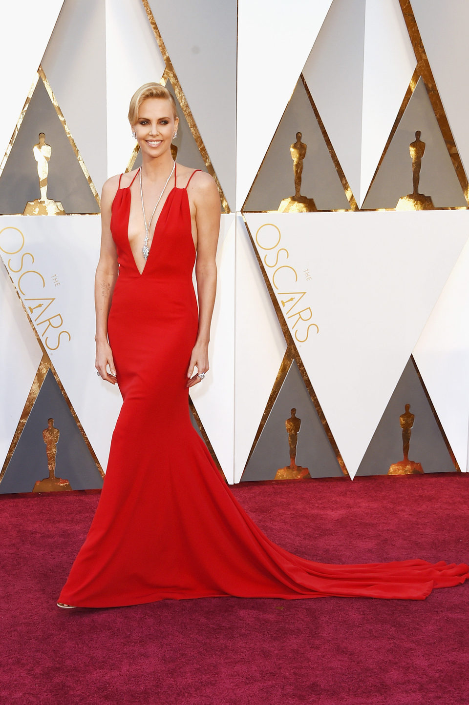 Charlize Theron at the Oscars 2016 red carpet