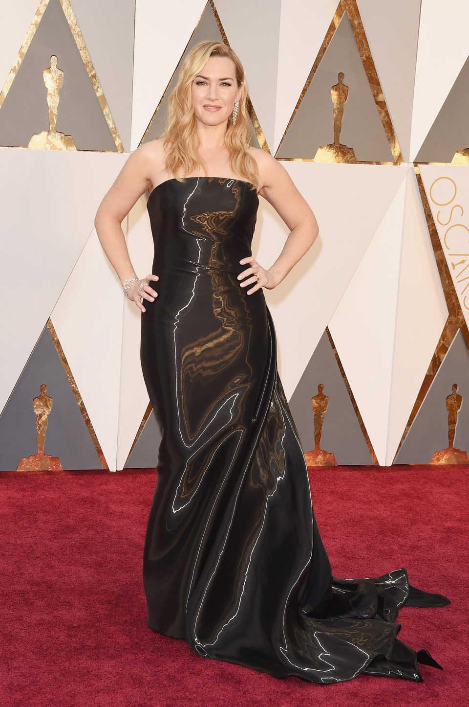 Kate Winslet at the Oscars 2016 red carpet