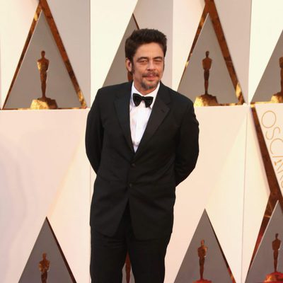 Benicio del Toro at the Oscars 2016 red carpet