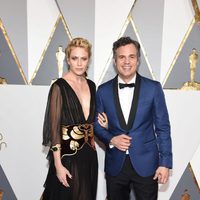 Mark Ruffalo and Sunrise Coigney at the Oscars 2016 red carpet