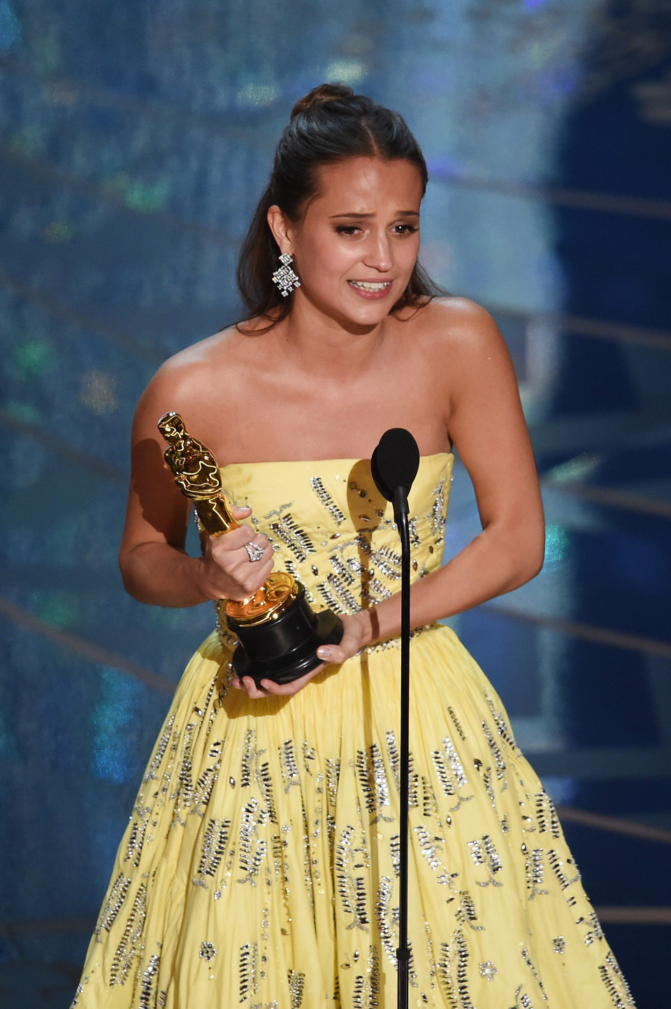 Alicia Vikander and her Oscar as Best Supporting Actress