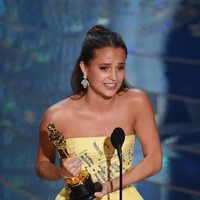 Alicia Vikander and her Oscar as Best Supporting Actress