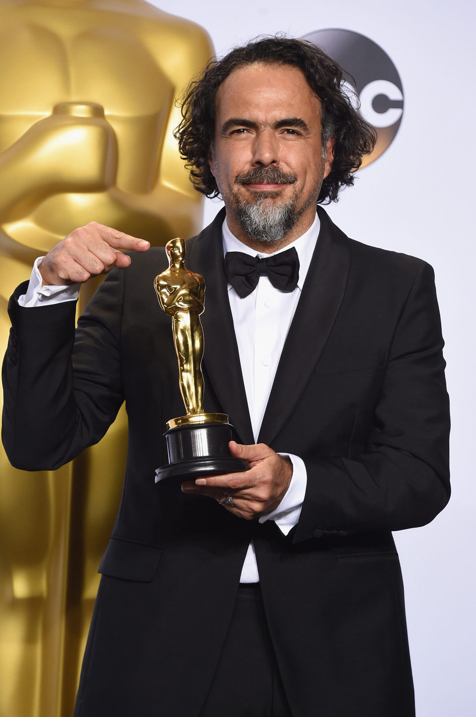 Alejandro G. Inarritu poses with his Oscar