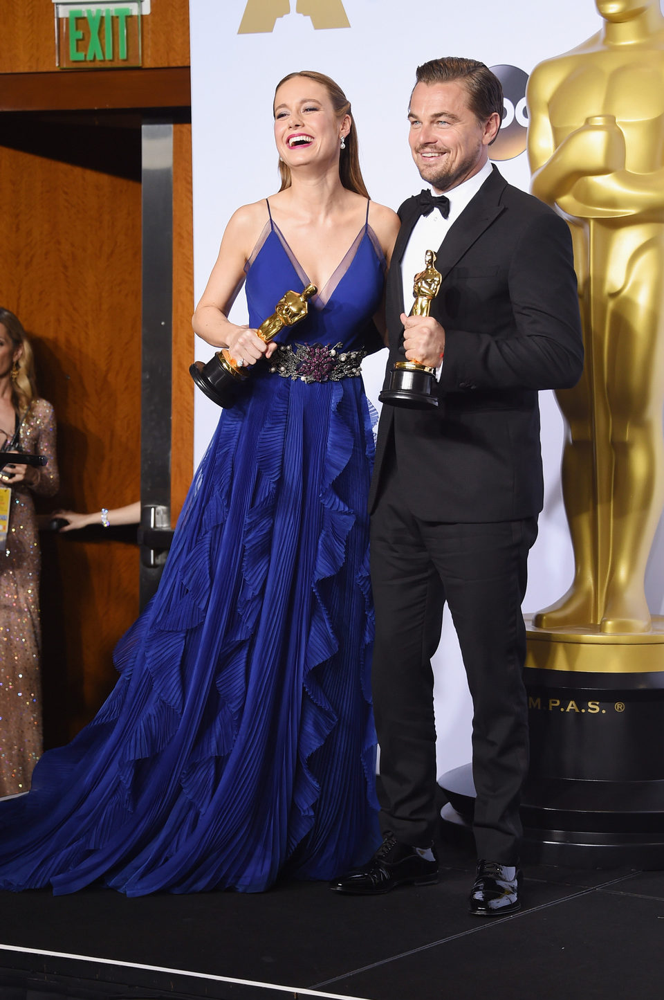 Brie Larson and Leonardo DiCaprio poses with their Oscar