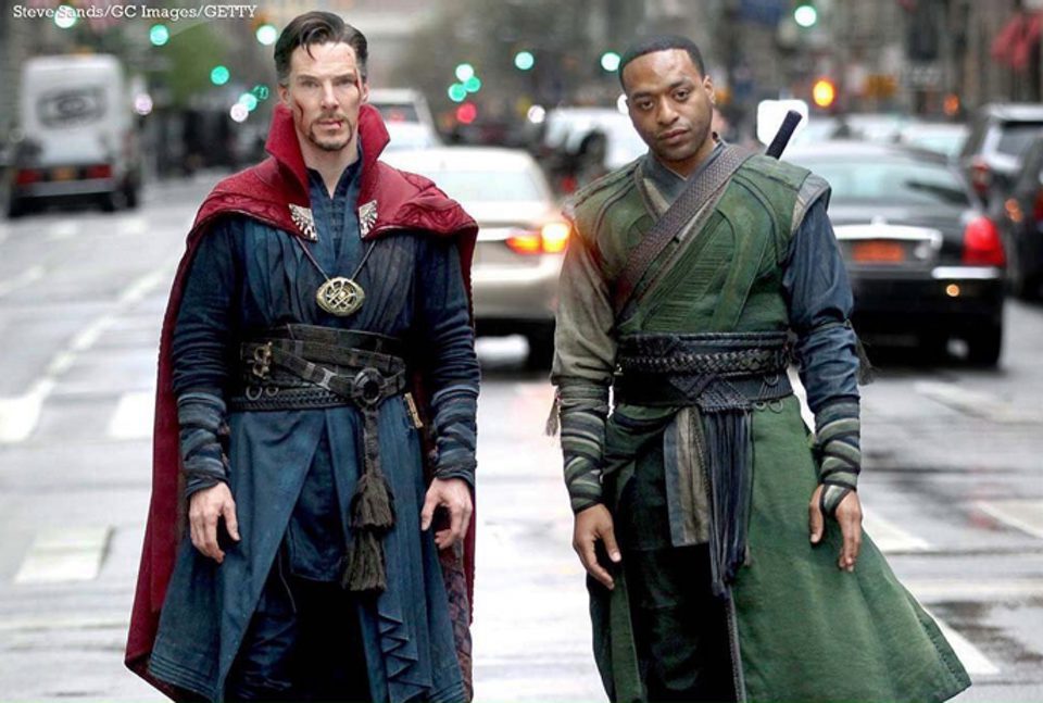 Benedict Cumberbatch y Chiwetel Ejiofor posing as Doctor Strange and Baron Mordo