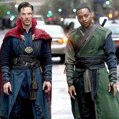 Benedict Cumberbatch y Chiwetel Ejiofor posing as Doctor Strange and Baron Mordo