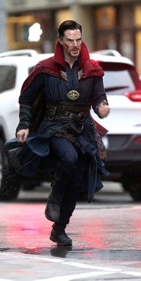 Benedict Cumberbatch running in an urban zone in 'Doctor Strange' shooting