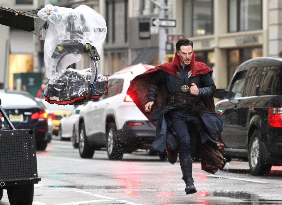 Benedict Cumberbatch running in a raining day during 'Doctor Strange' shooting