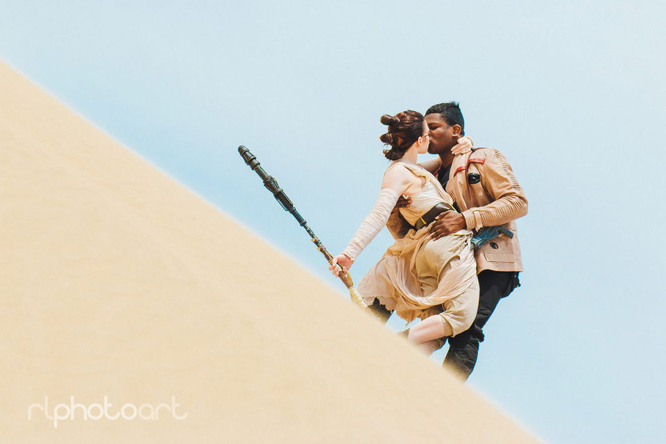 A couple dressed as the main characters of 'The Force Awakens' in a photoshoot