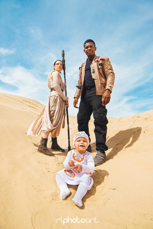 The couple and their BB-8 dressed up as the characters of 'The Force Awakens'