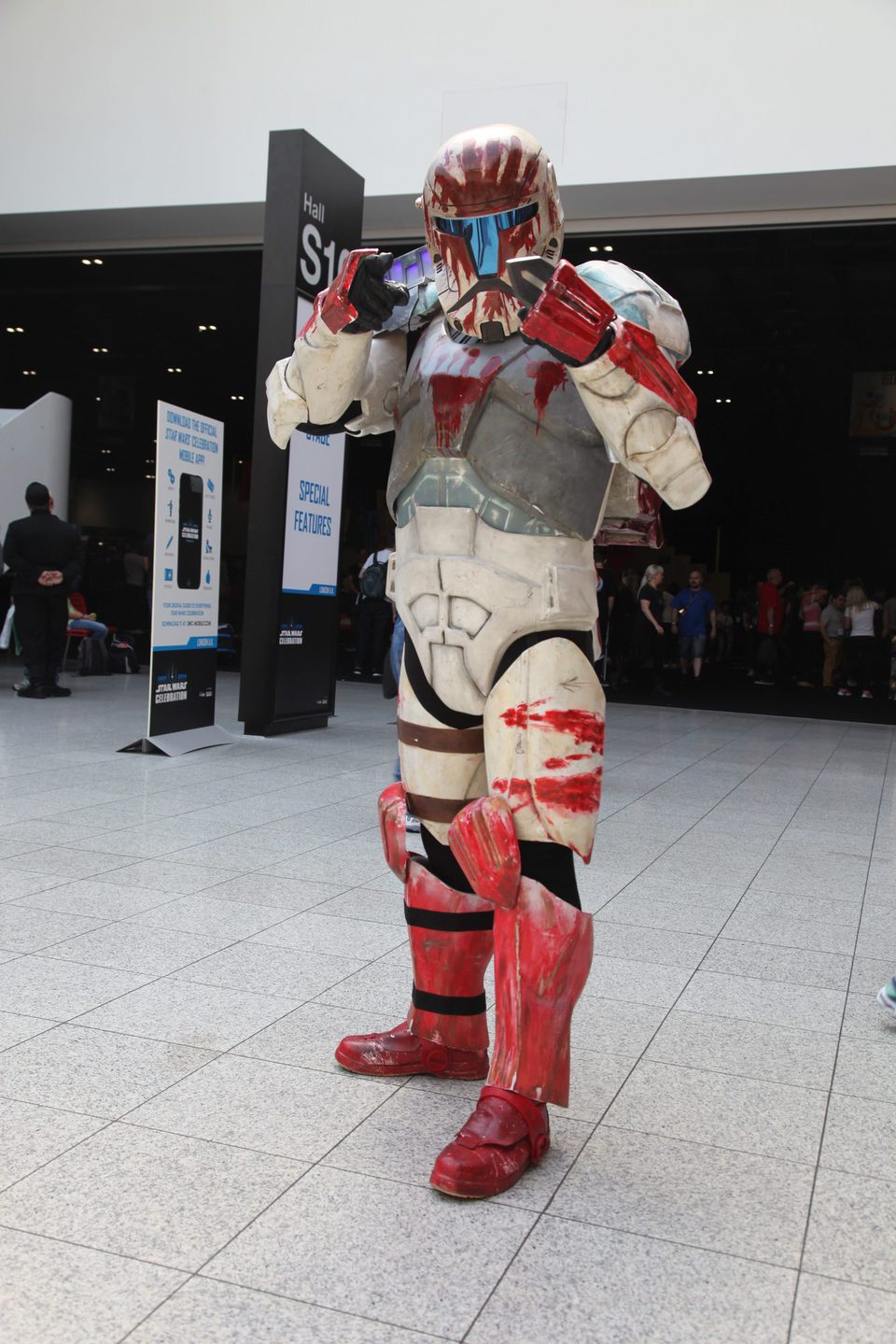 Mandalorian Mercenary Cosplay in Star Wars Celebration 2016