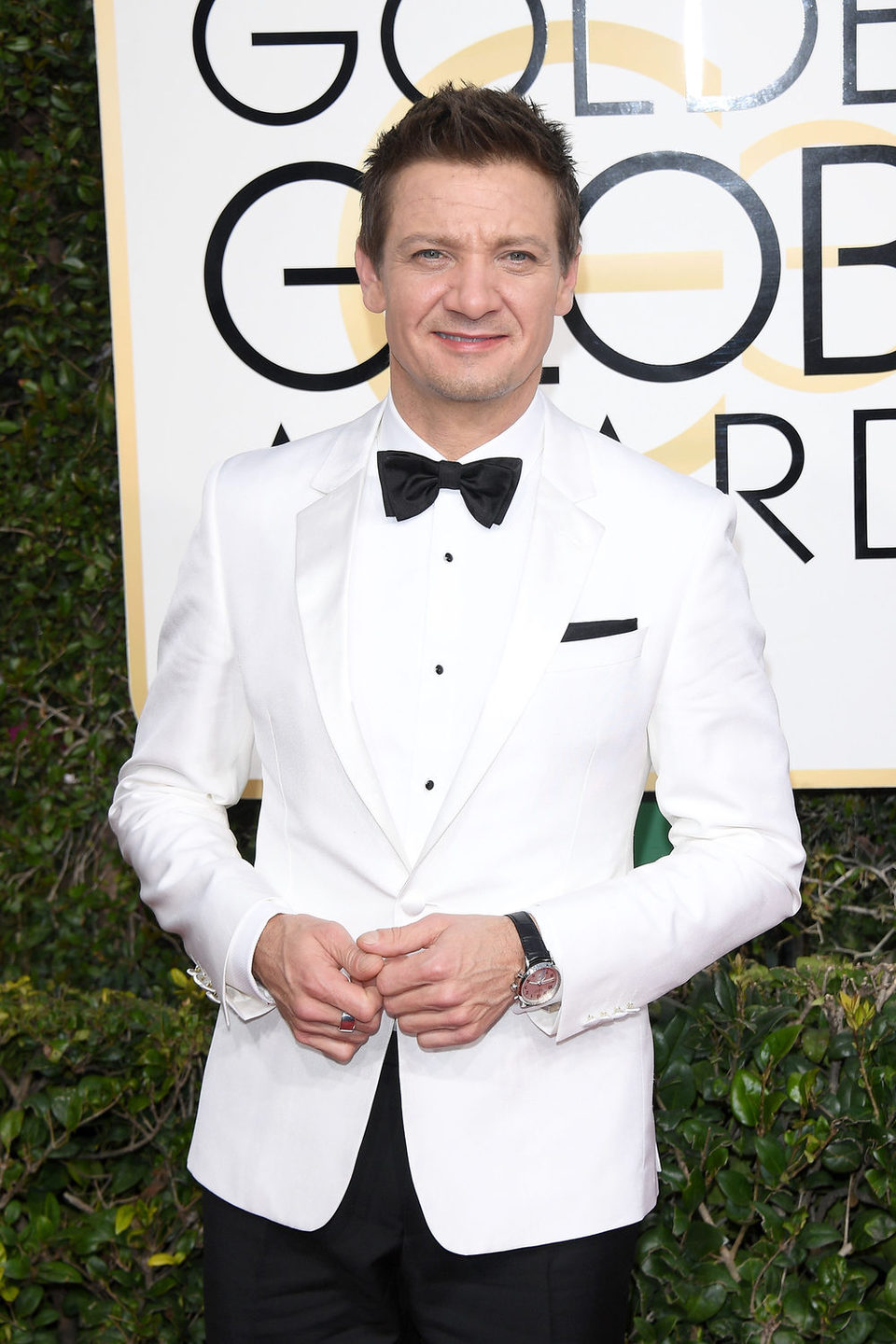 Jeremy Renner at the 2017 Golden Globes red carpet