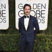 Milo Ventimiglia at the 2017 Golden Globes red carpet