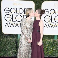 Sarah Paulson and Amanda Peet at Golden Globes 2017 red carpet