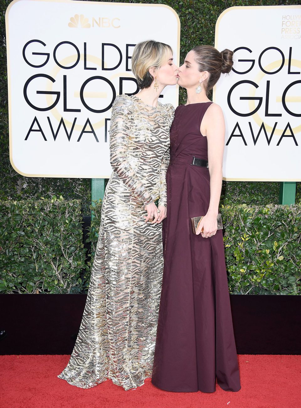 Sarah Paulson and Amanda Peet at Golden Globes 2017 red carpet