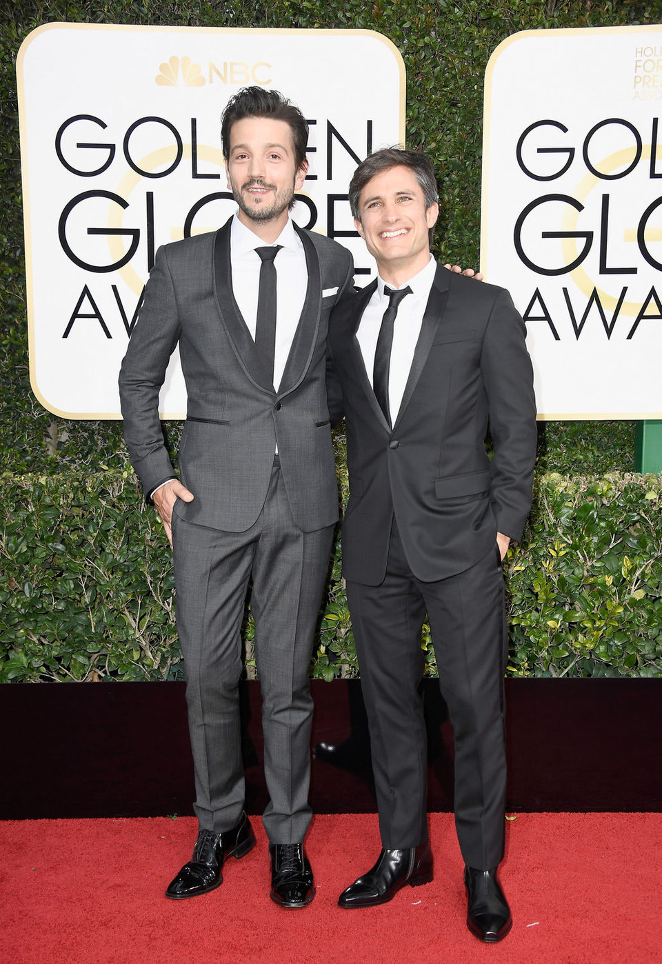 Diego Luna y Gael García Bernal at the 2017 Golden Globes red carpet