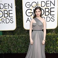 Anna Kendrick at Golden Globes 2017 red carpet