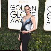 Gal Gadot at Golden Globes 2017 red carpet