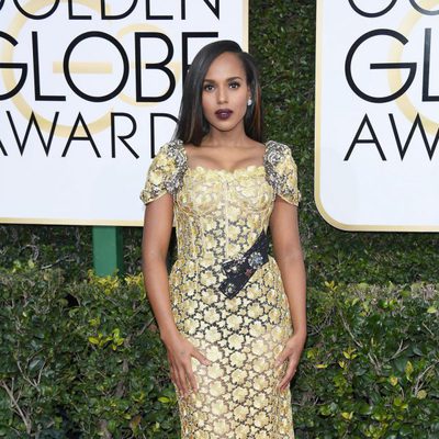 Kerry Washington at Golden Globes 2017 red carpet