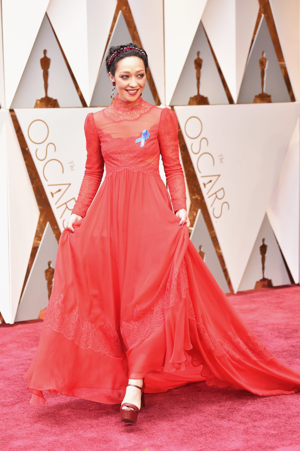 Ruth Negga at the 2017 Oscars red carpet