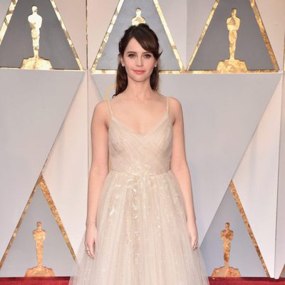 Felicity Jones at the 2017 Oscars red carpet