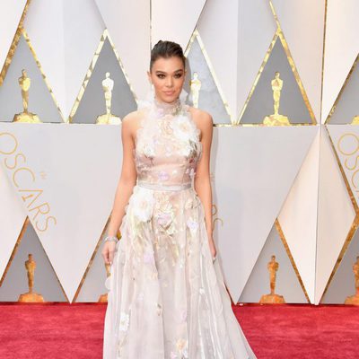 Hailee Steinfeld at the 2017 Oscars red carpet