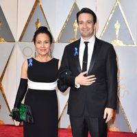 Lin-Manuel Miranda and his mother at the Oscars 2017 red carpet