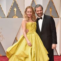 Leslie Mann and Judd Apatow at the 2017 Oscars red carpet