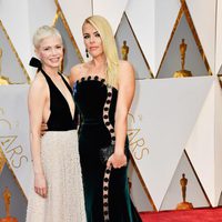 Michelle Williams and Busy Phillips at the red carpet of the Oscars 2017