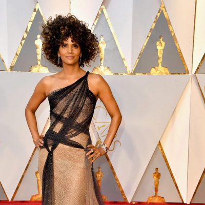 Halle Berry at the Oscars 2017 red carpet