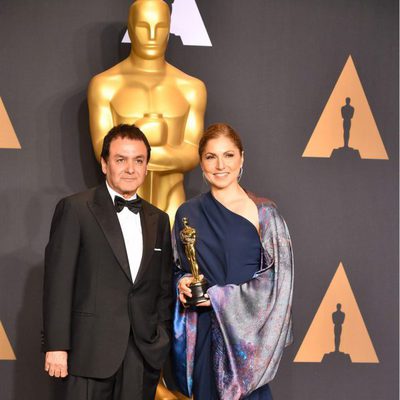 Firouz Naderi y Anousheh Ansari picked up the Best Foreign Language Film's Oscar for 'The Salesman'