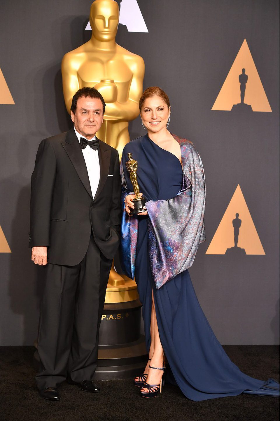 Firouz Naderi y Anousheh Ansari picked up the Best Foreign Language Film's Oscar for 'The Salesman'