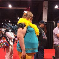 Fan dressed up like Heihei en la D23