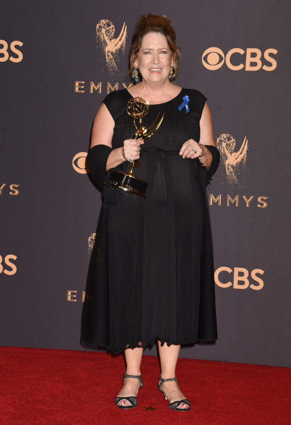 Ann Dowd with her Emmy 2017 for best supporting actress in a drama series