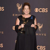 Ann Dowd with her Emmy 2017 for best supporting actress in a drama series