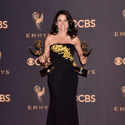 Julia Louis-Dreyfus with her Emmy 2017 for best actress in a comedy series