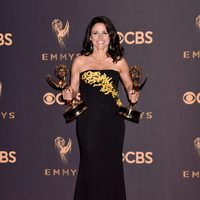 Julia Louis-Dreyfus with her Emmy 2017 for best actress in a comedy series