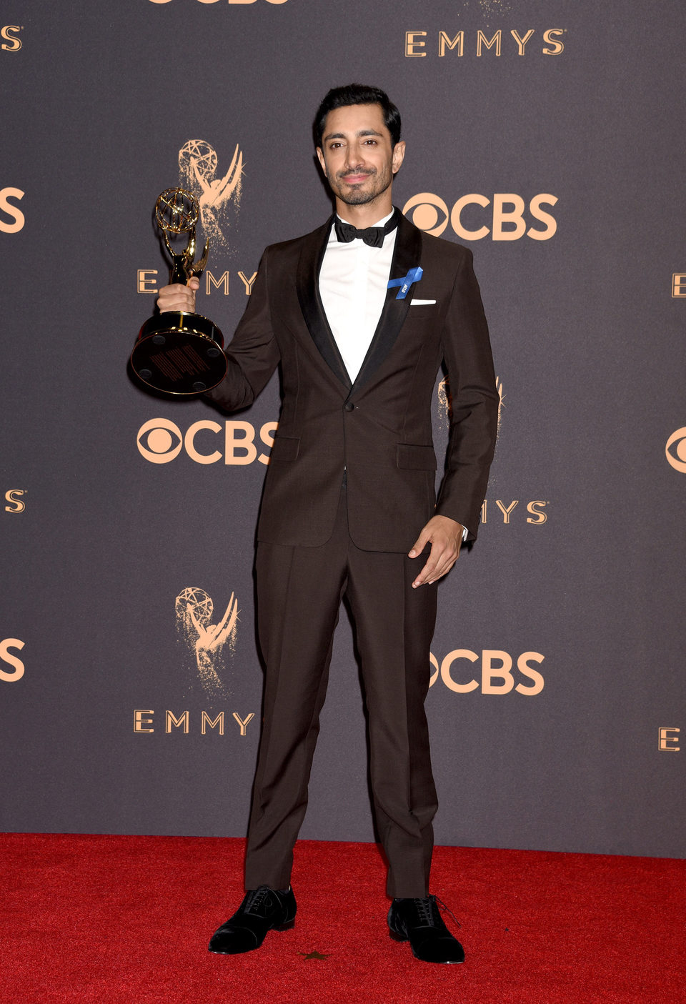 Riz Ahmed with his Emmy 2017 for best actor in a miniseries