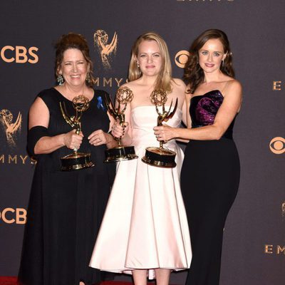 Ann Dowd, Elisabeth Moss and Alexis Bledel with their Emmy 2017 for 'The Handmaid's Tale'