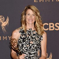 Laura Dern with her Emmy 2017 for best supporting actress in a miniseries