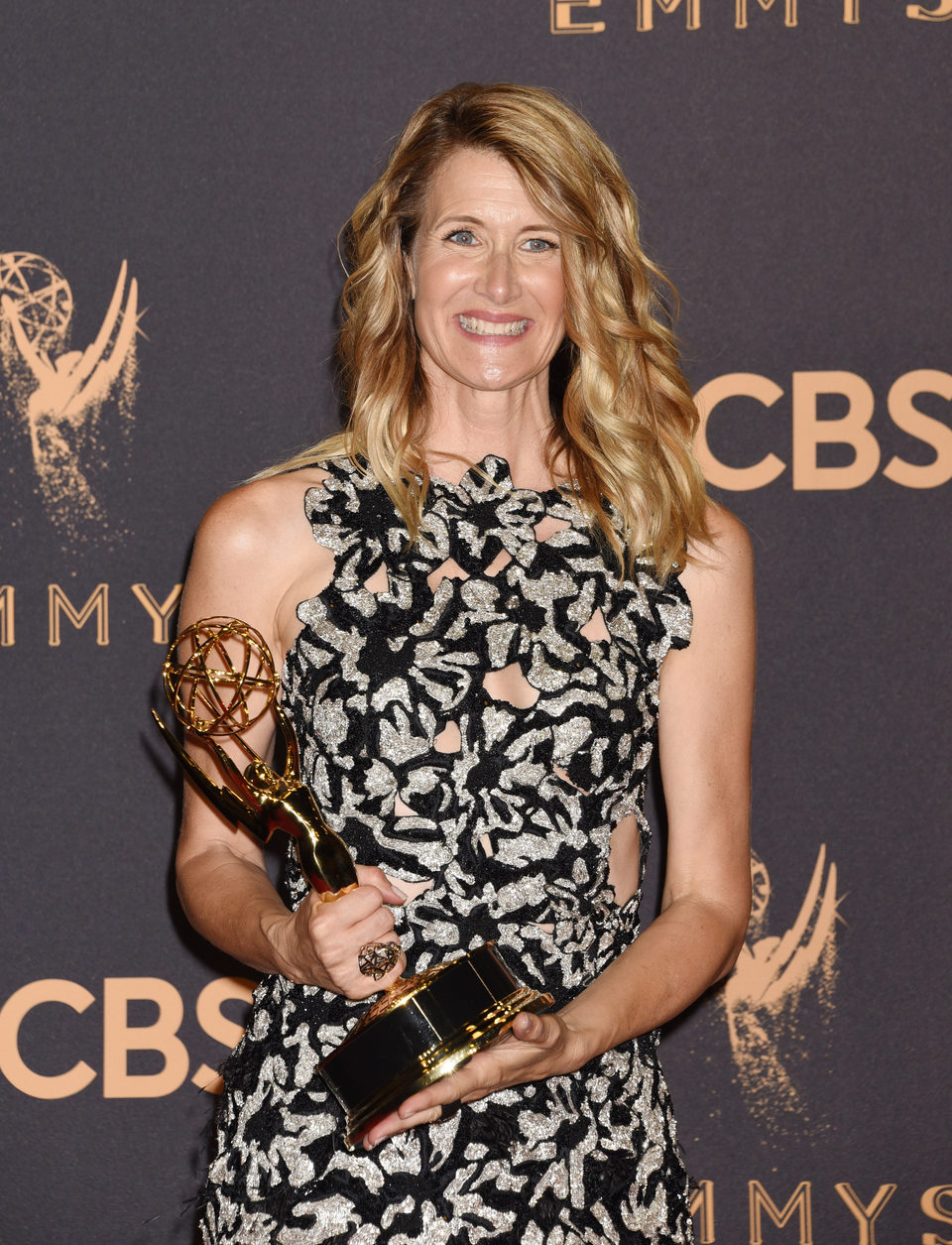 Laura Dern with her Emmy 2017 for best supporting actress in a miniseries