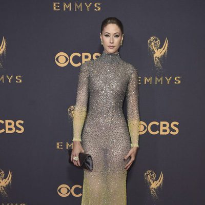 Amanda Crew at the Emmy 2017 red carpet