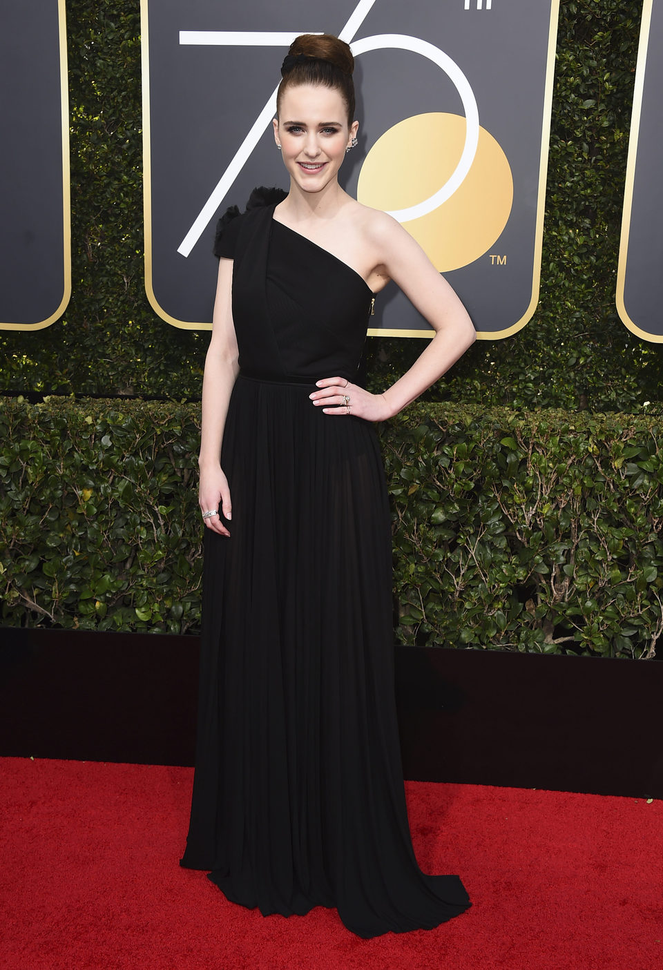 Rachel Brosnahan at the red carpet of the Golden Globes 2018