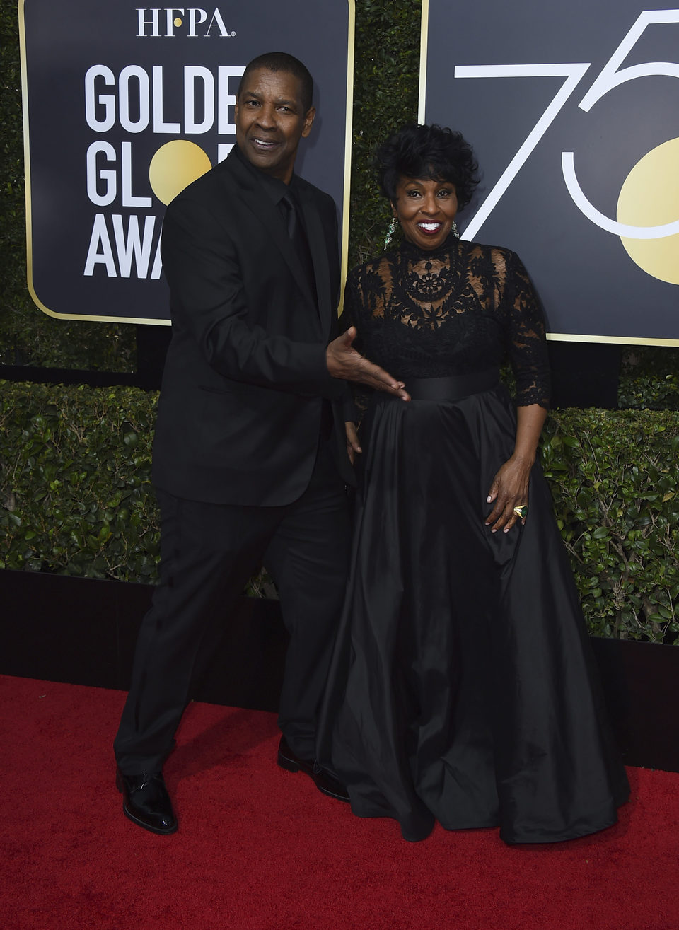 Denzel Washington and his wife at the Golden Globes 2018 red carpet