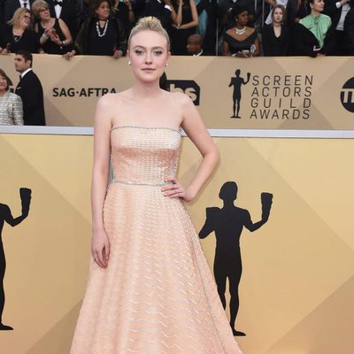 Dakota Fanning poses for the red carpet SAG 2018 cameras