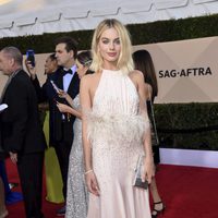 Margot Robbie poses at 2018 Screen Actors Guild Awards red carpet