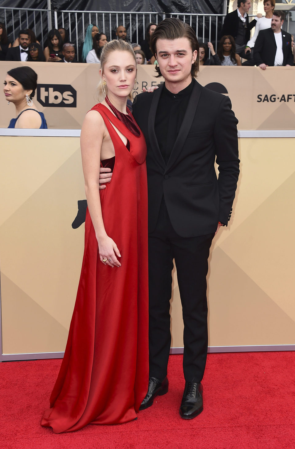 Joe Keery and his girlfriend Maika Monroe in the 2018 SAG Red carpet