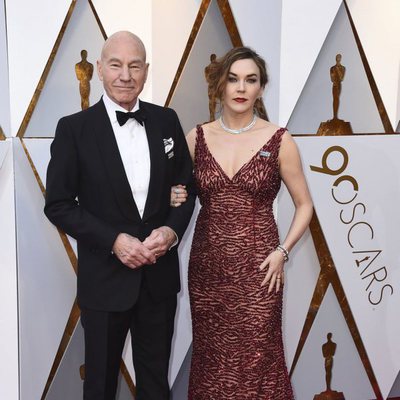 Patrick Stewart and his wife at the red carpet of the Oscars 2018